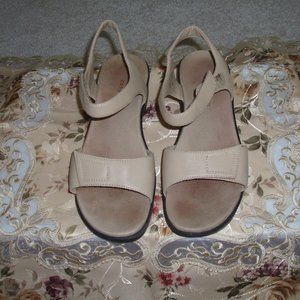 Easy Spirit Sandals Beige Color Leather Upper - Size 9 Medium